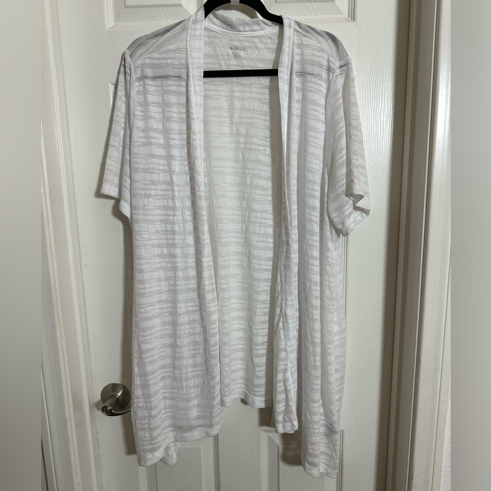 Women's Plus Size Catherines White Patterned Short Sleeve Cardigan